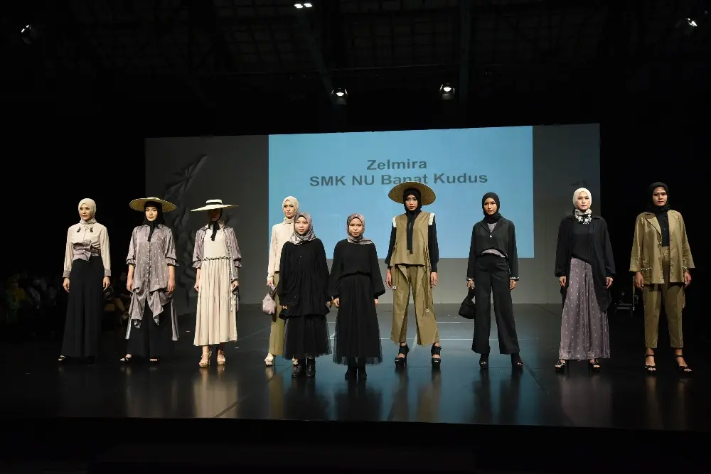 Carrying the Luwur Tradition, the Latest Collection of Banat NU Vocational School Students Looks Stunning at Jogja Fashion Week 2021