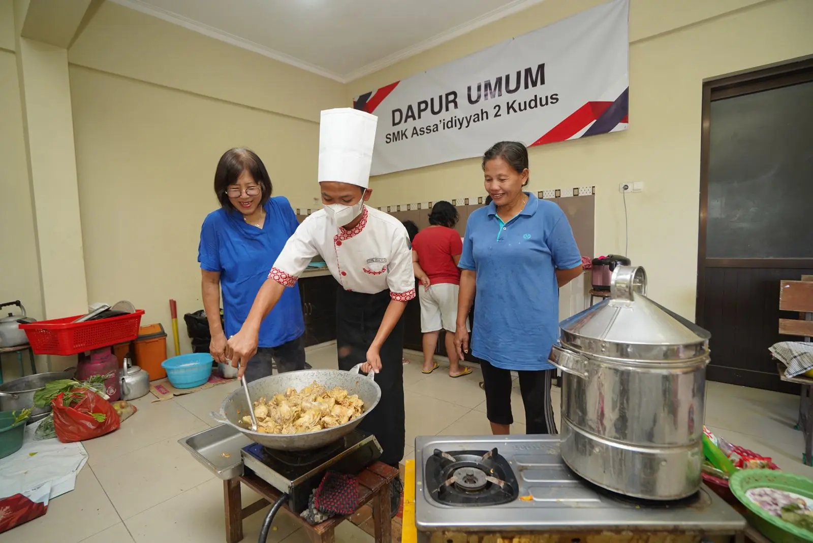 Islamic Boarding School-Based Vocational Schools Manage Public Kitchens at the Tanjung Karang Kudus Indonesian Christian Church (GKMI) for Flood Victims