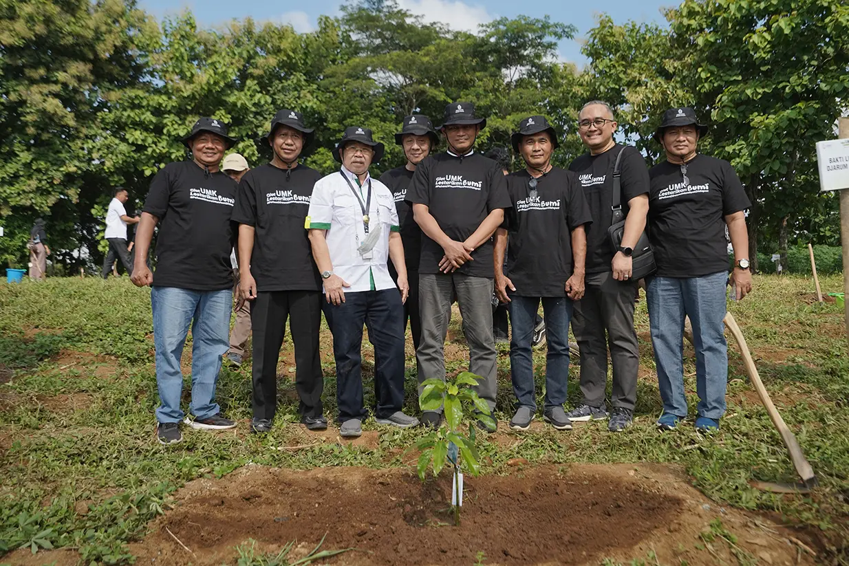 UMK Gandeng Bakti Lingkungan Djarum Foundation Tanam Ratusan Bibit Pohon