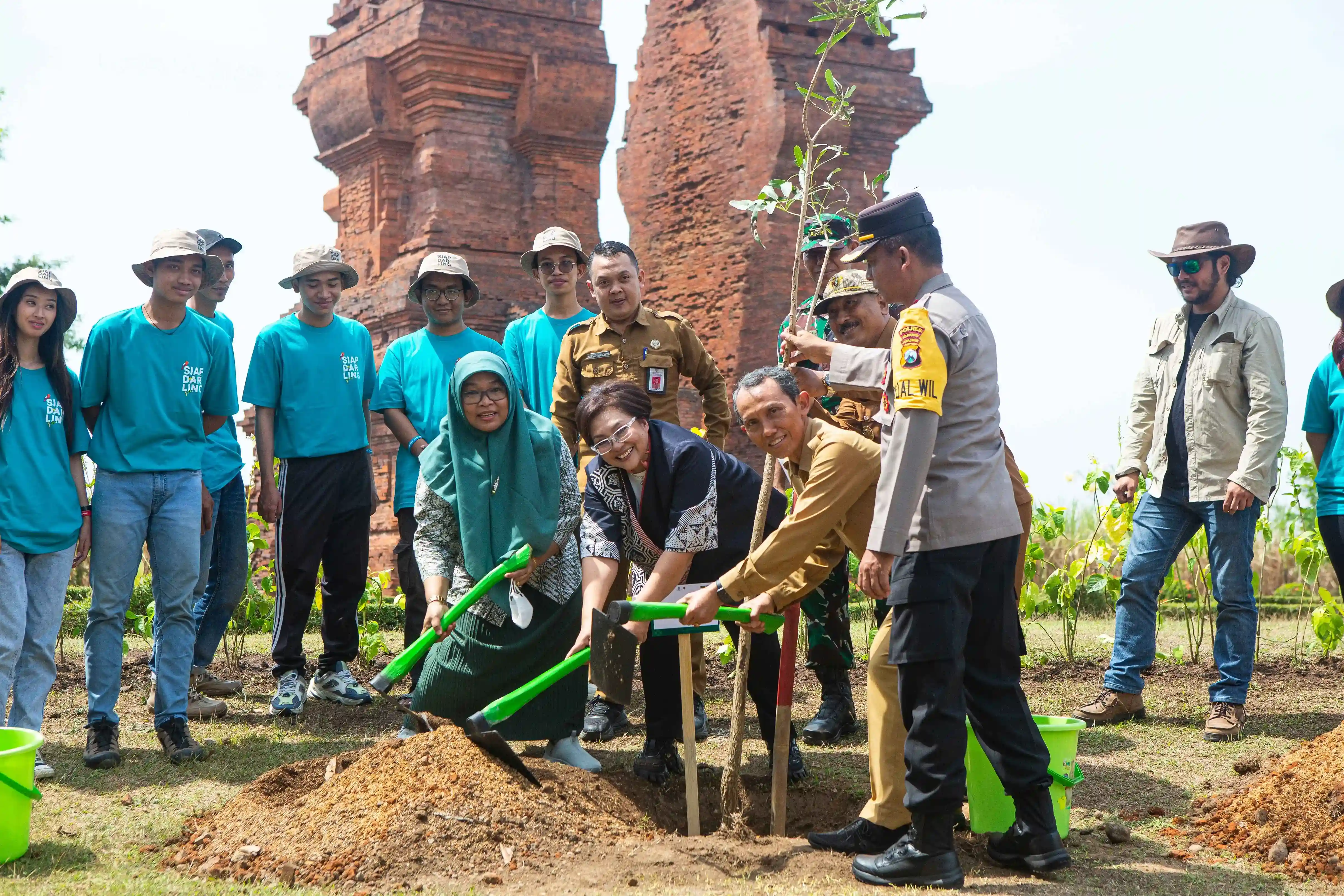 Siap Darling Ajak 150 Mahasiswa Tanam 6.208 Bibit Tanaman di Situs Trowulan